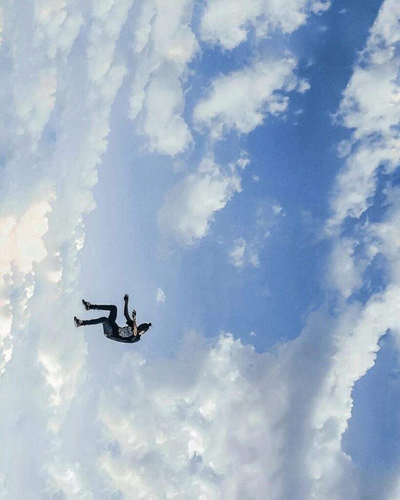 El traje wingsuit tiene membranas que generan sustentación y permiten planear.