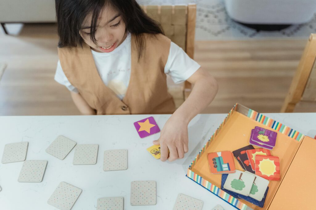Niños con capacidad eidética estudiando imágenes