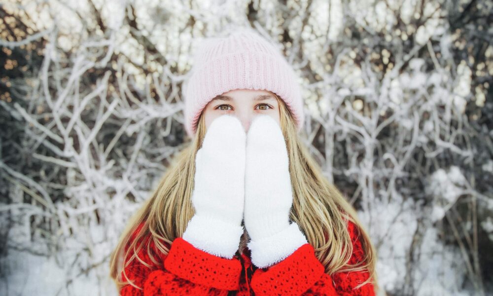 Algunas personas sienten más frío que otras debido a diversos factores.