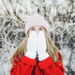 Algunas personas sienten más frío que otras debido a diversos factores.