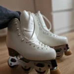 Comparación entre patines tradicionales y en línea para patinaje artístico en suelo.