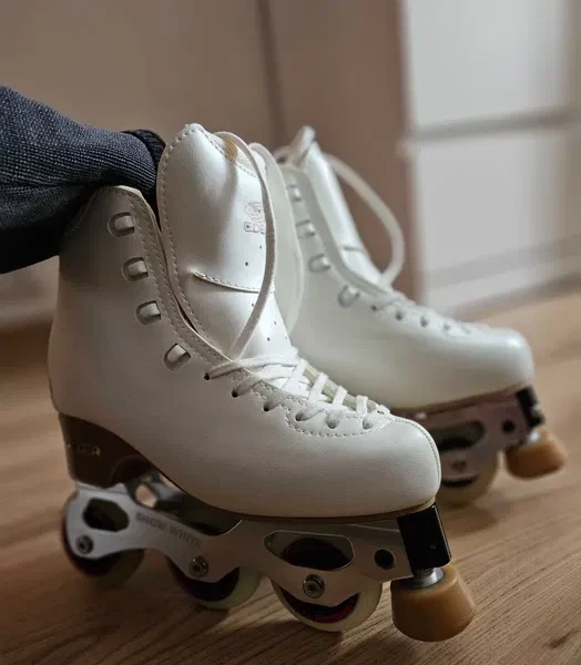 Comparación entre patines tradicionales y en línea para patinaje artístico en suelo.