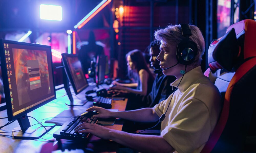 Los equipos de eSports entrenan con sesiones intensivas para mejorar su nivel.