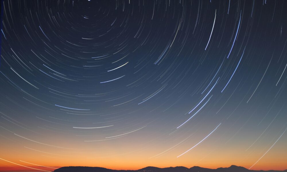 La paradoja de los gemelos muestra cómo el tiempo transcurre de manera diferente en la relatividad.