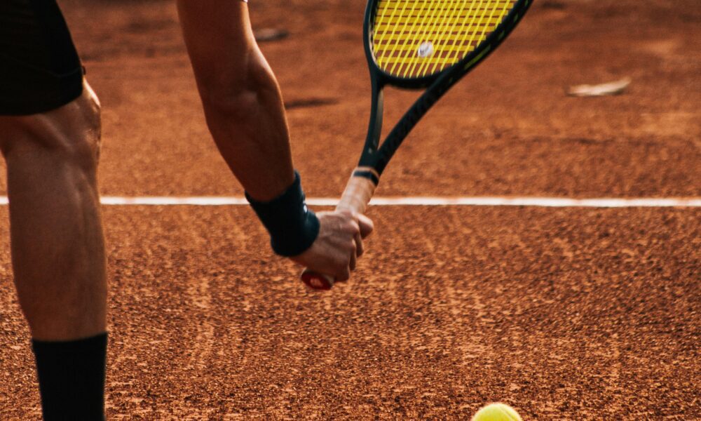 El saque en tenis es el golpe más importante para iniciar un punto con ventaja.