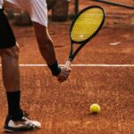 El saque en tenis es el golpe más importante para iniciar un punto con ventaja.