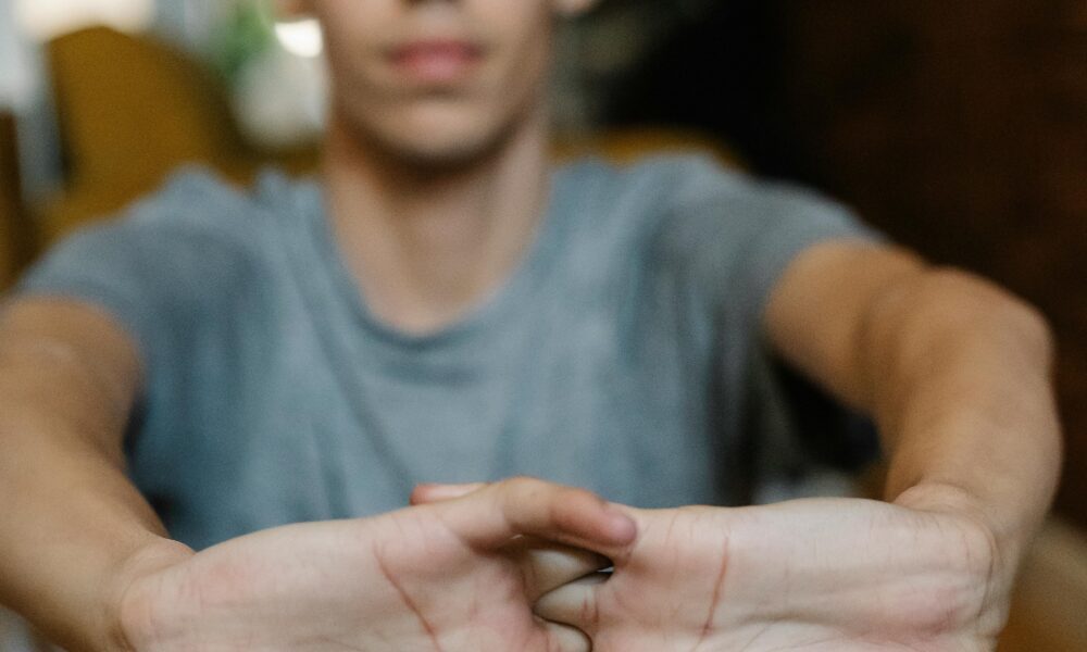 Crujir los nudillos es una costumbre común, pero ¿es peligrosa?