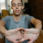 Crujir los nudillos es una costumbre común, pero ¿es peligrosa?