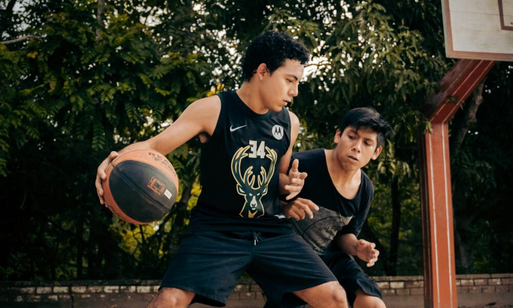 El crossover es una técnica de dribbling esencial en el baloncesto.