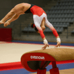 Gimnasta realizando salto Amanar