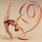 Gimnasta realizando rizado de cinta