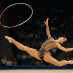 gimnasta ejecutando lanzamiento boomerang con aro