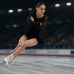 patinador ejecutando salto Axel en competición